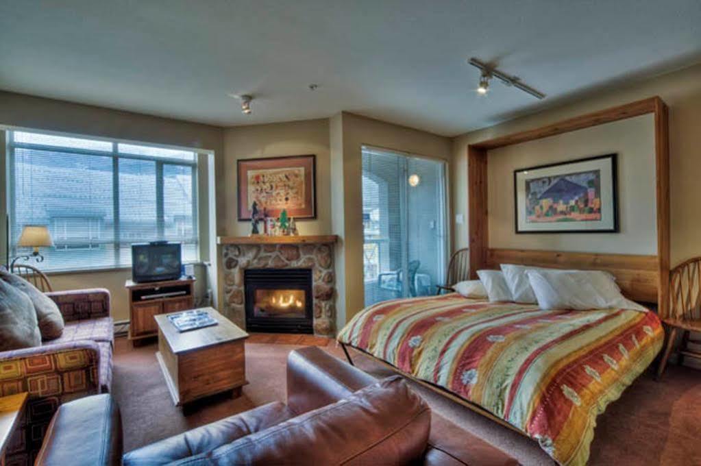 Resortquest At The Town Plaza Suites Whistler Exterior photo