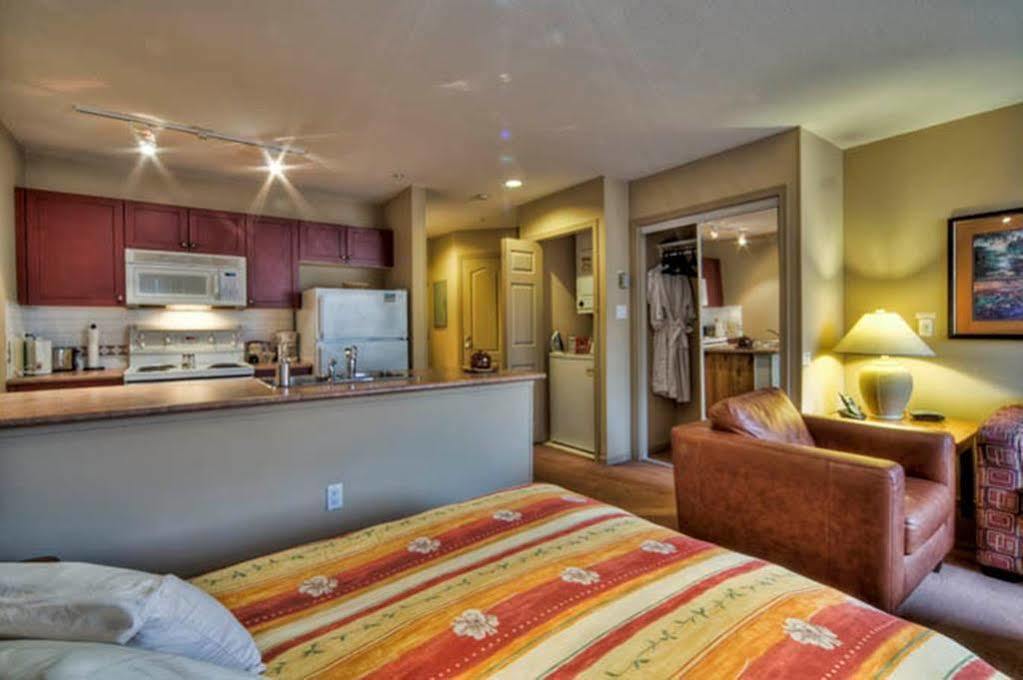 Resortquest At The Town Plaza Suites Whistler Exterior photo