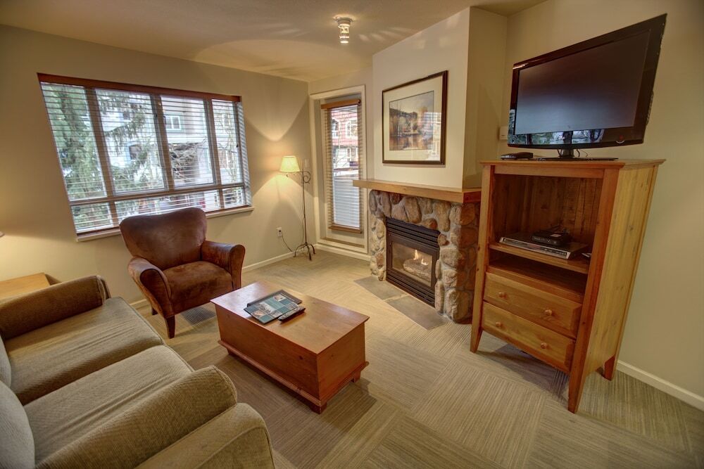 Resortquest At The Town Plaza Suites Whistler Exterior photo